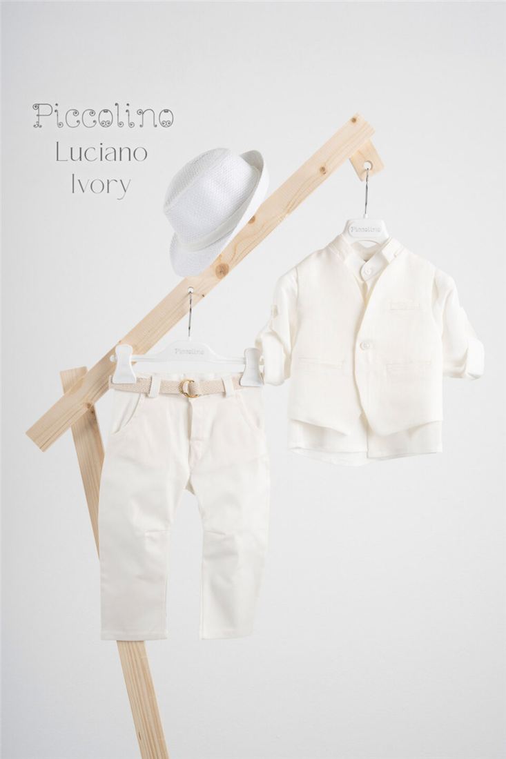 Taufanzug Luciano: Leinenanzug in Ivory mit Stehkragenhemd und Gürtel mit Goldschnalle