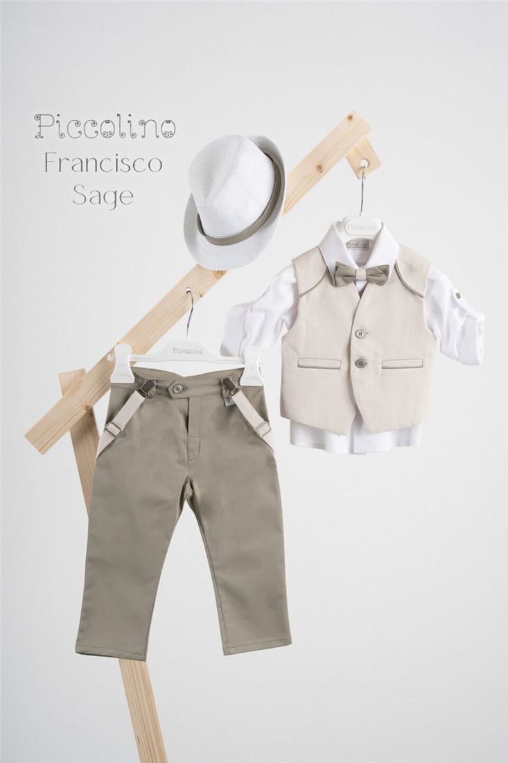 Taufanzug Francisco: beige Weste mit Fliege in Salbei, khakifarbene Hose mit Hosenträgern und weißer Hut
