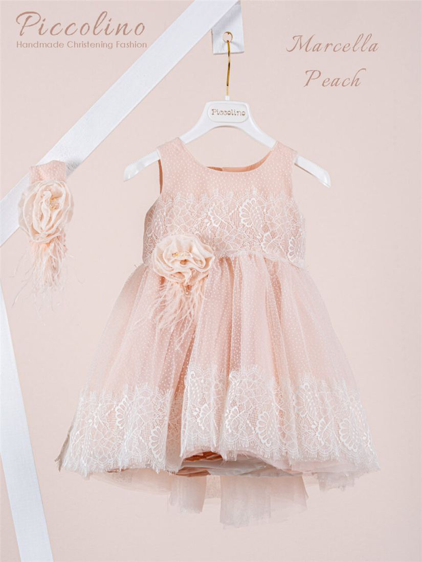 Taufkleid Marcella: Pünktchentüll in Apricot mit Spitzenborte und Federblüte