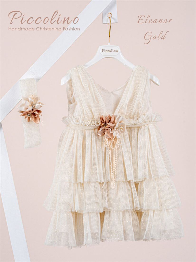 Taufkleid Eleanor: Stufenkleid aus goldschimmerndem Plissee-Tüll mit Blütengürtel und Haarband